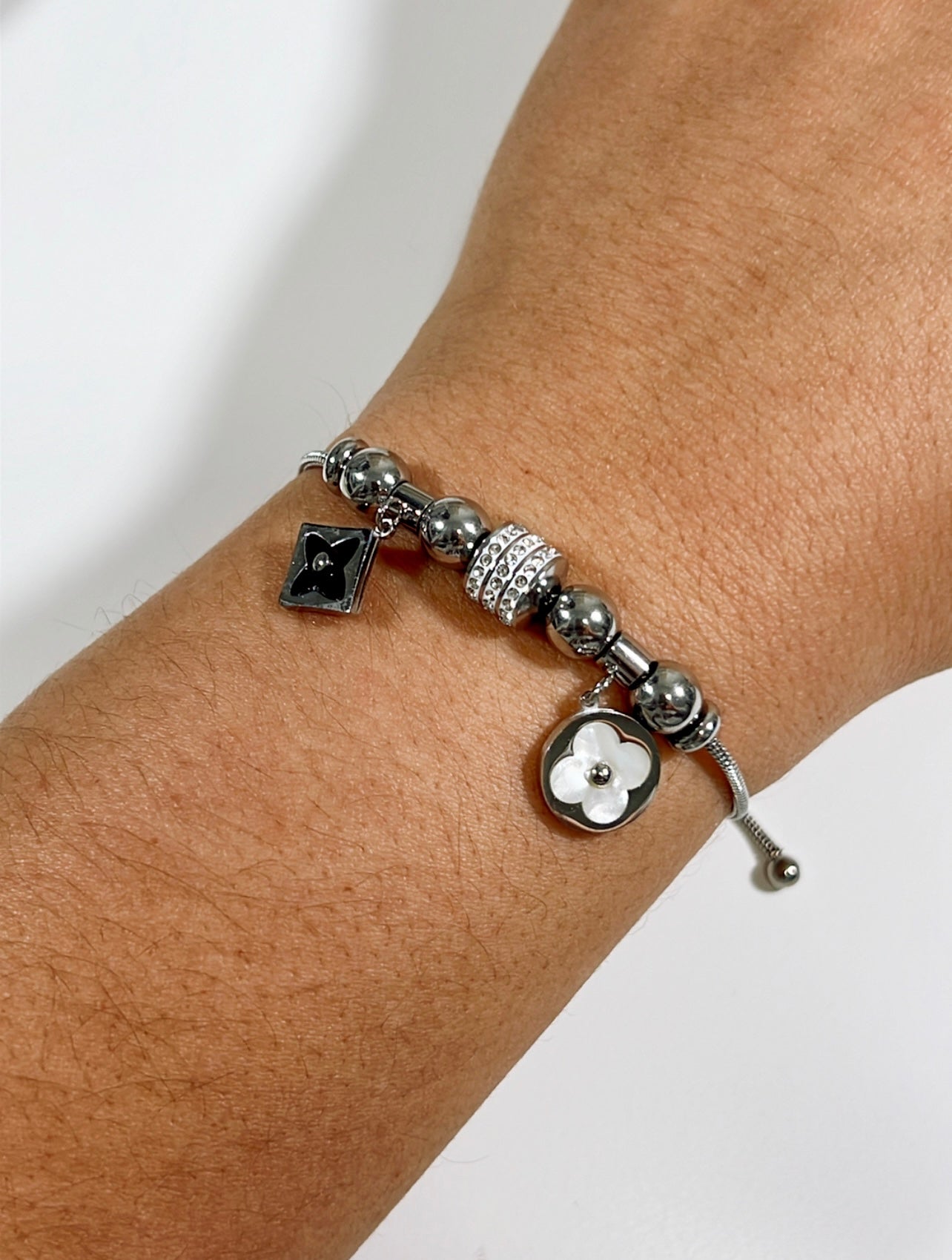 Pulsera ajustable dijes
